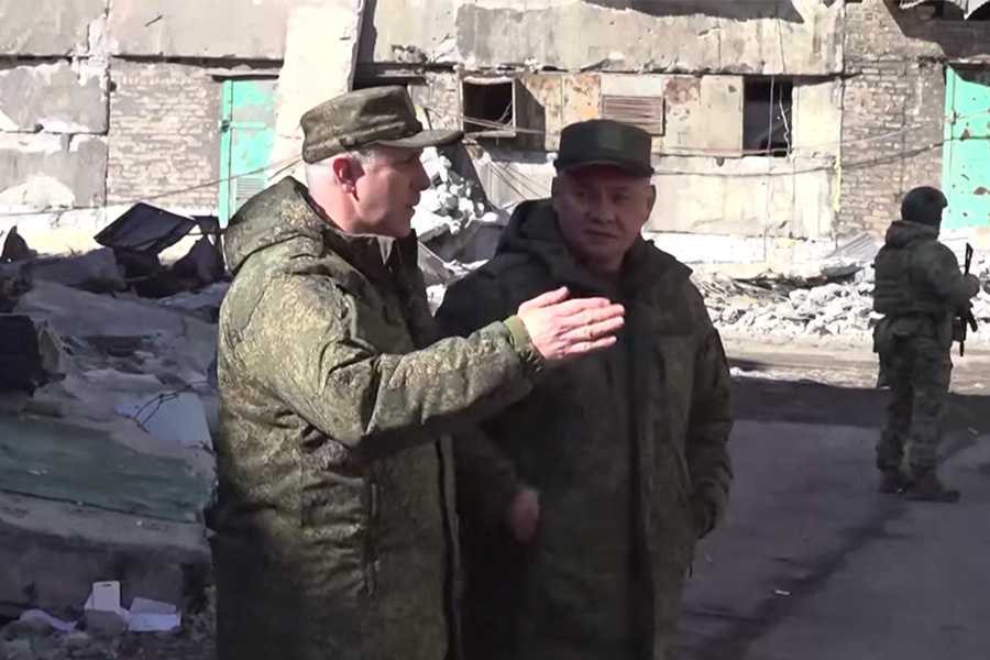 El ministro ruso de Defensa realizó una inspección en el frente oriental de Ucrania, donde se libran encarnizados combates por el control de la ciudad de Bajmut, símbolo a la vez de la voluntad ofensiva de las fuerzas rusas y de la resistencia ucraniana.